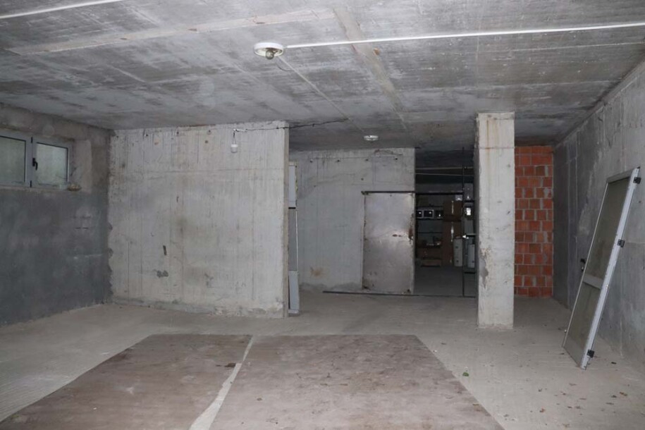 Business premise - red solitaires-10