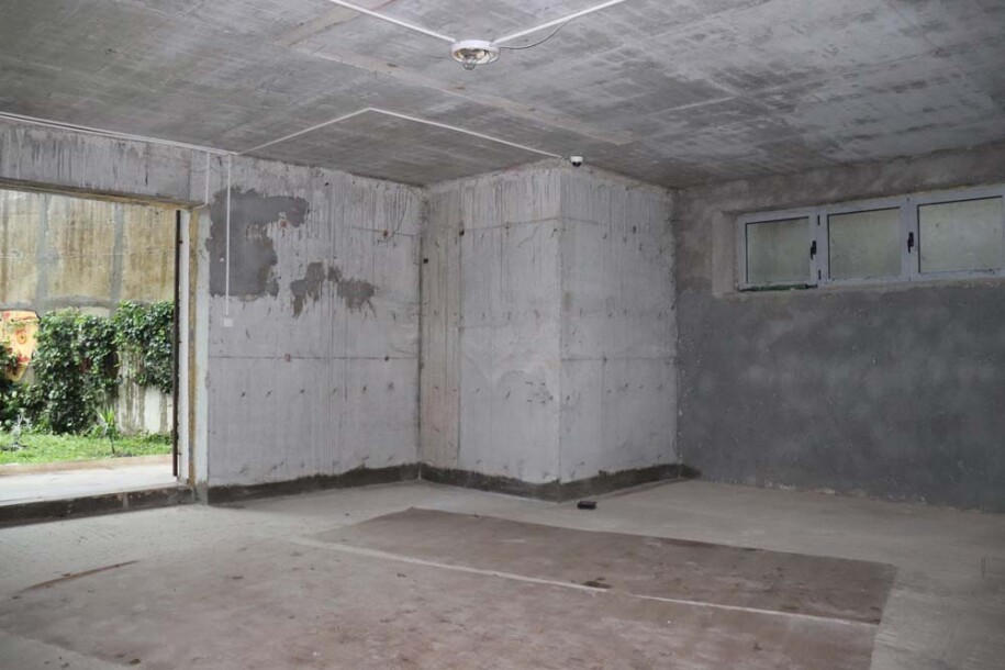 Business premise - red solitaires-4